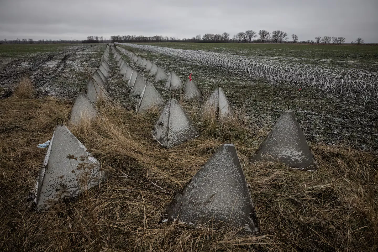 У глибині підконтрольної Україні території в Дніпропетровській області видно протитанкові перешкоди, відомі як зуби дракона.